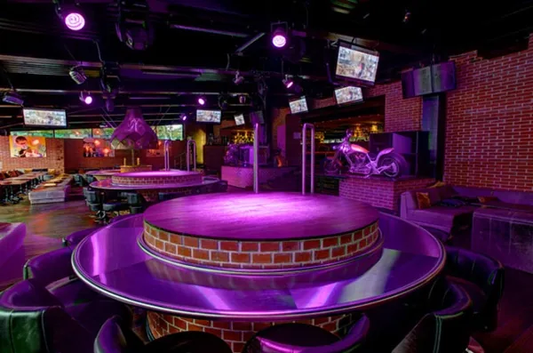 Custom Bar — интерьер зала
