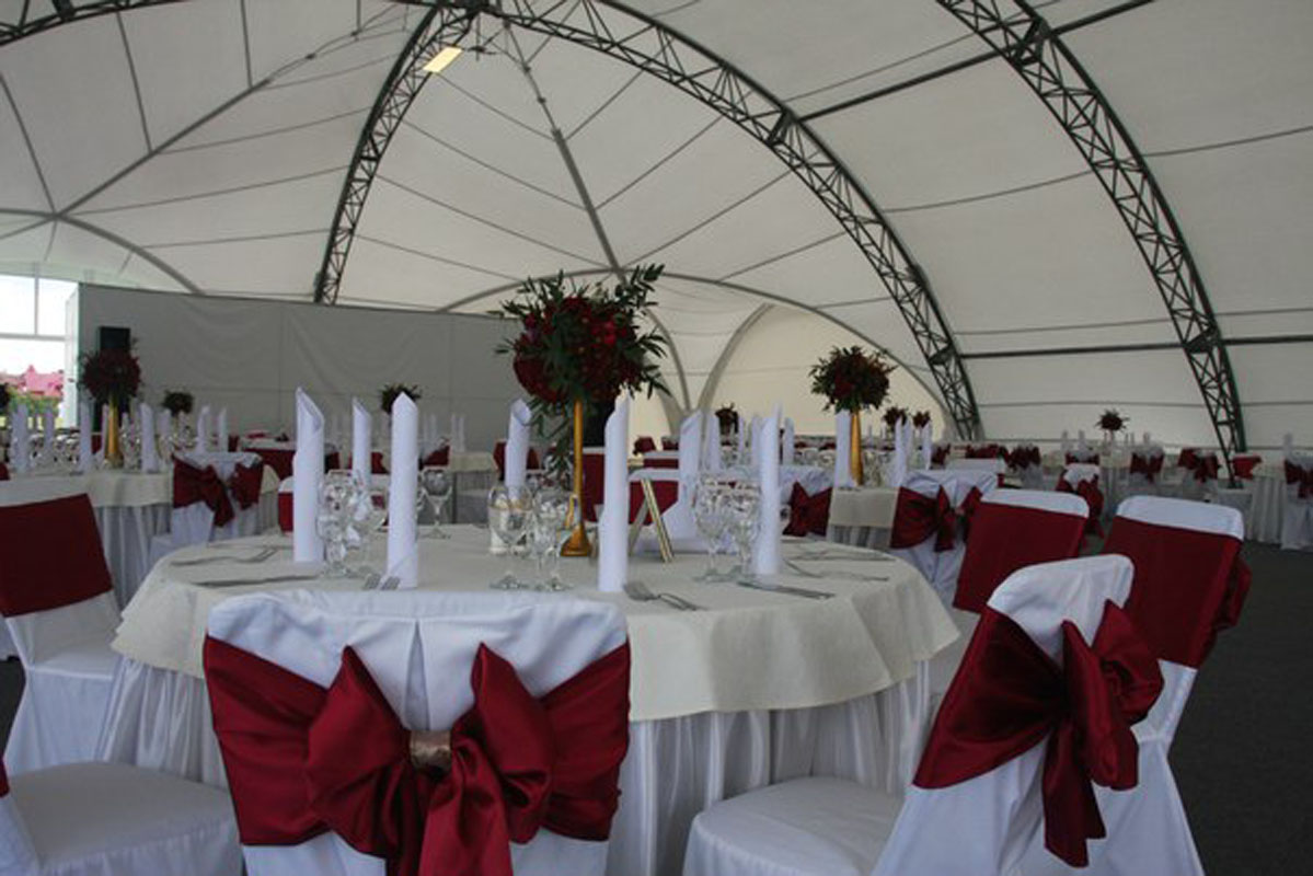 Шатер на газоне — Адмирал загородный клуб