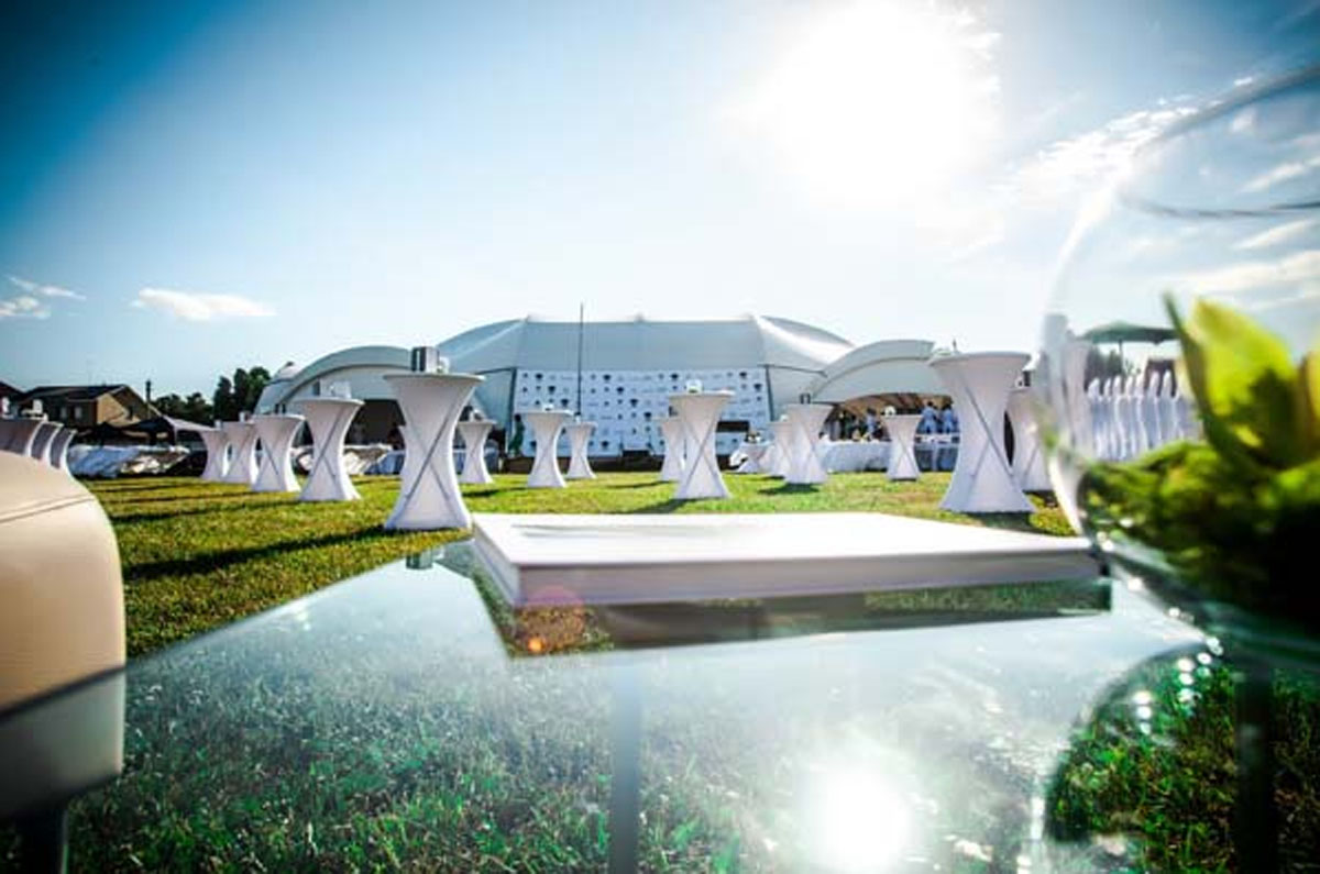 Шатер на газоне — фото 4