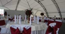 Шатер на газоне