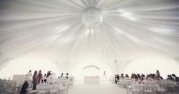 Шатер на газоне