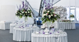 Шатер на газоне