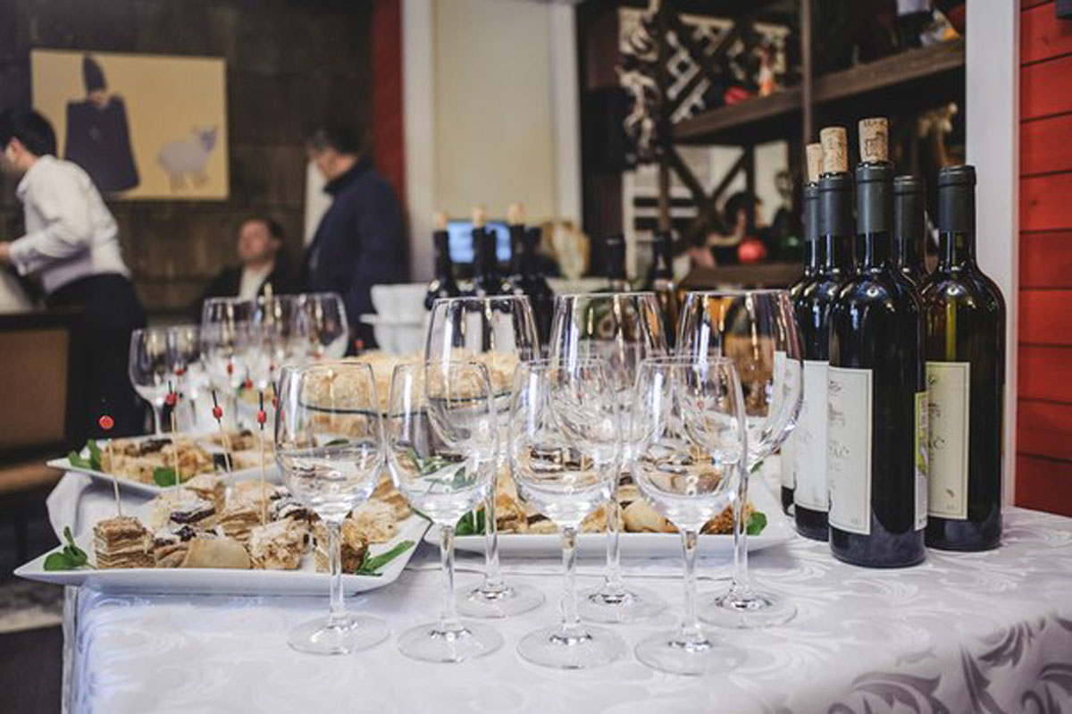 Основной зал — Грузинка Нани