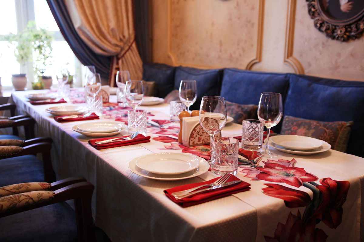 Основной зал — Шустов