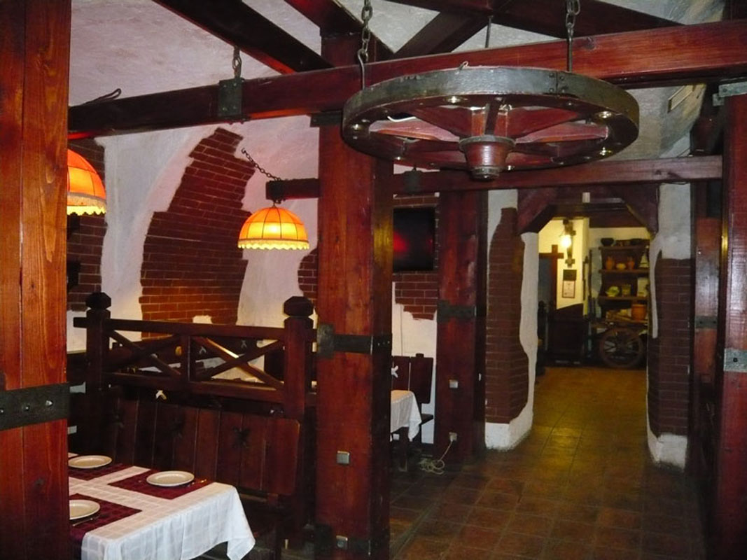 Основной зал — Старая телега