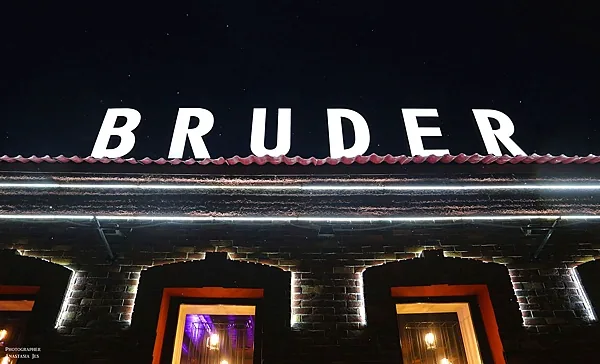 Bruder, Основной зал — фото