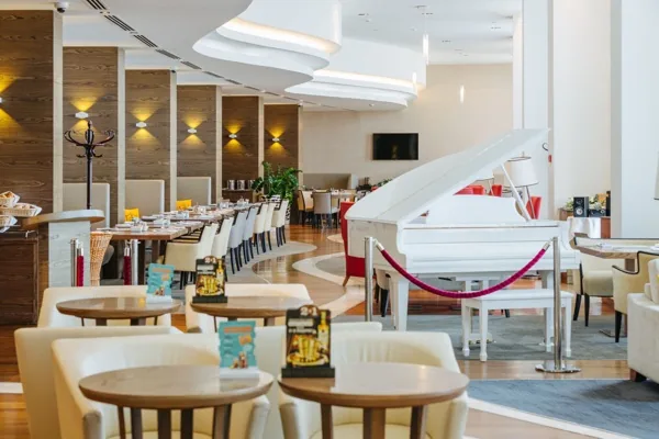 Основной зал