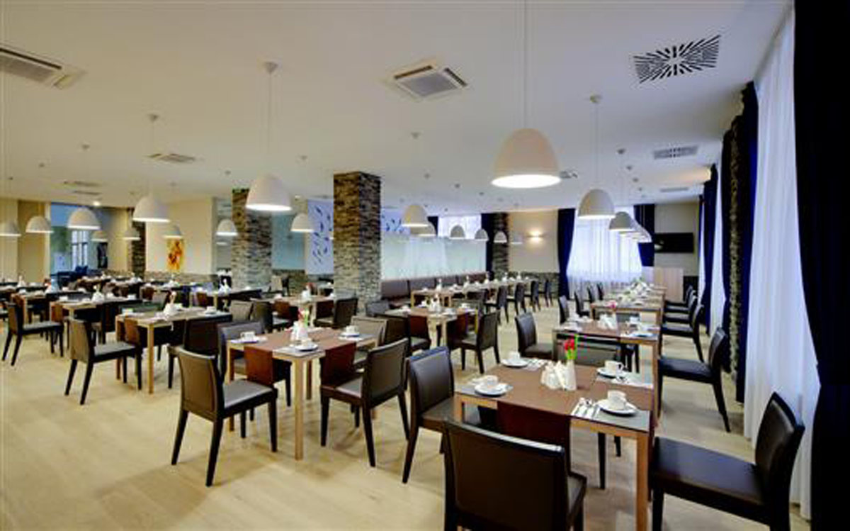 Основной зал — Branche Restaurant & Bar