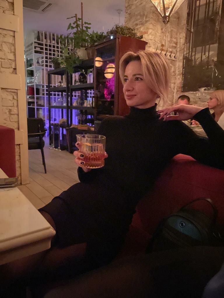 Зал — Just