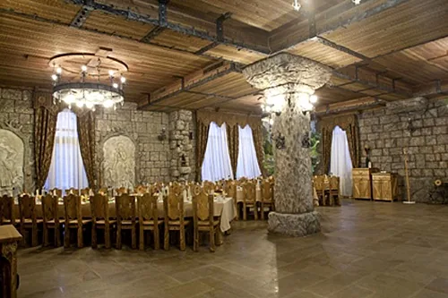 Основной зал — Амшенский двор