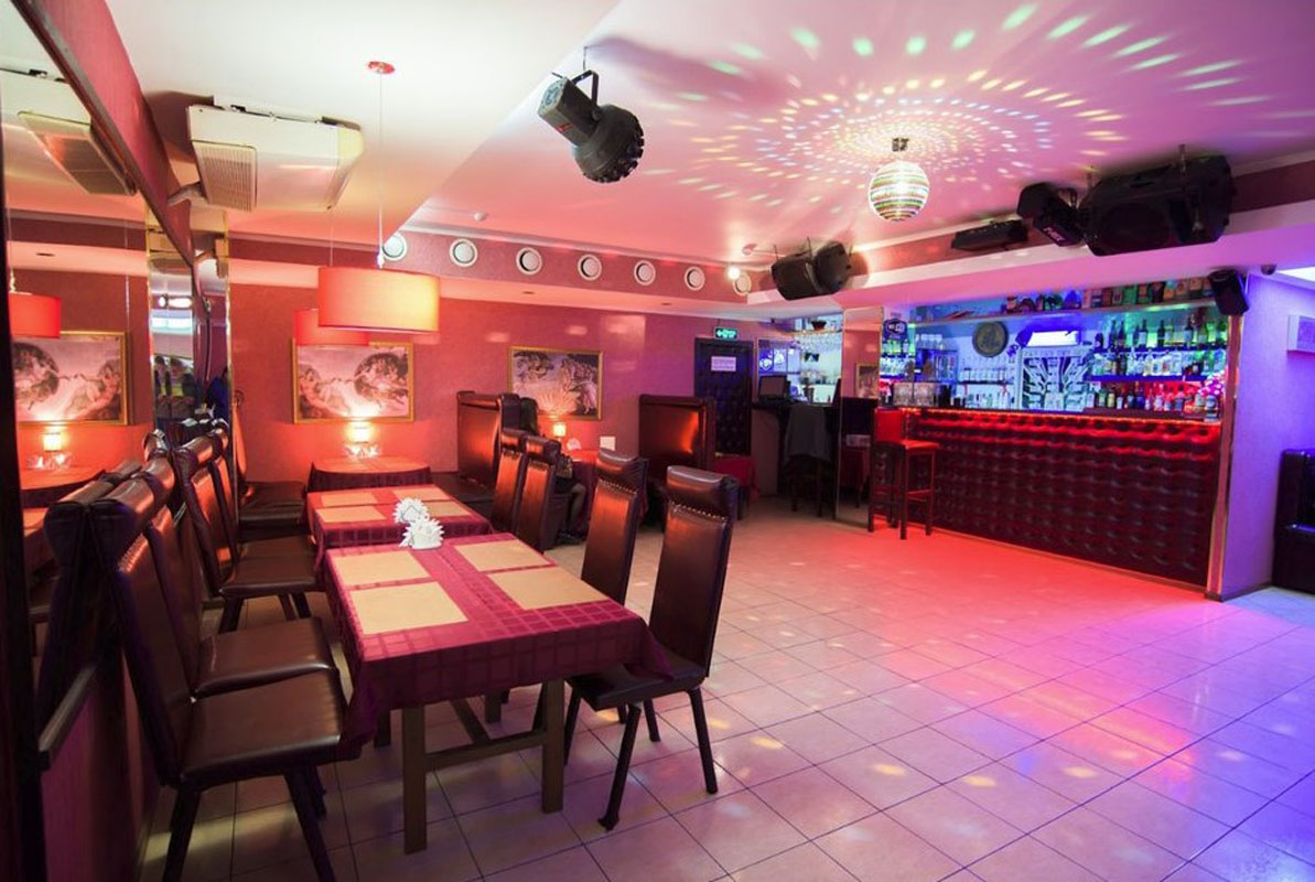 Основной зал — Искра