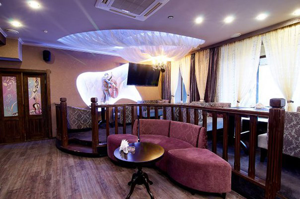 Зал на 60 человек — Контрабас