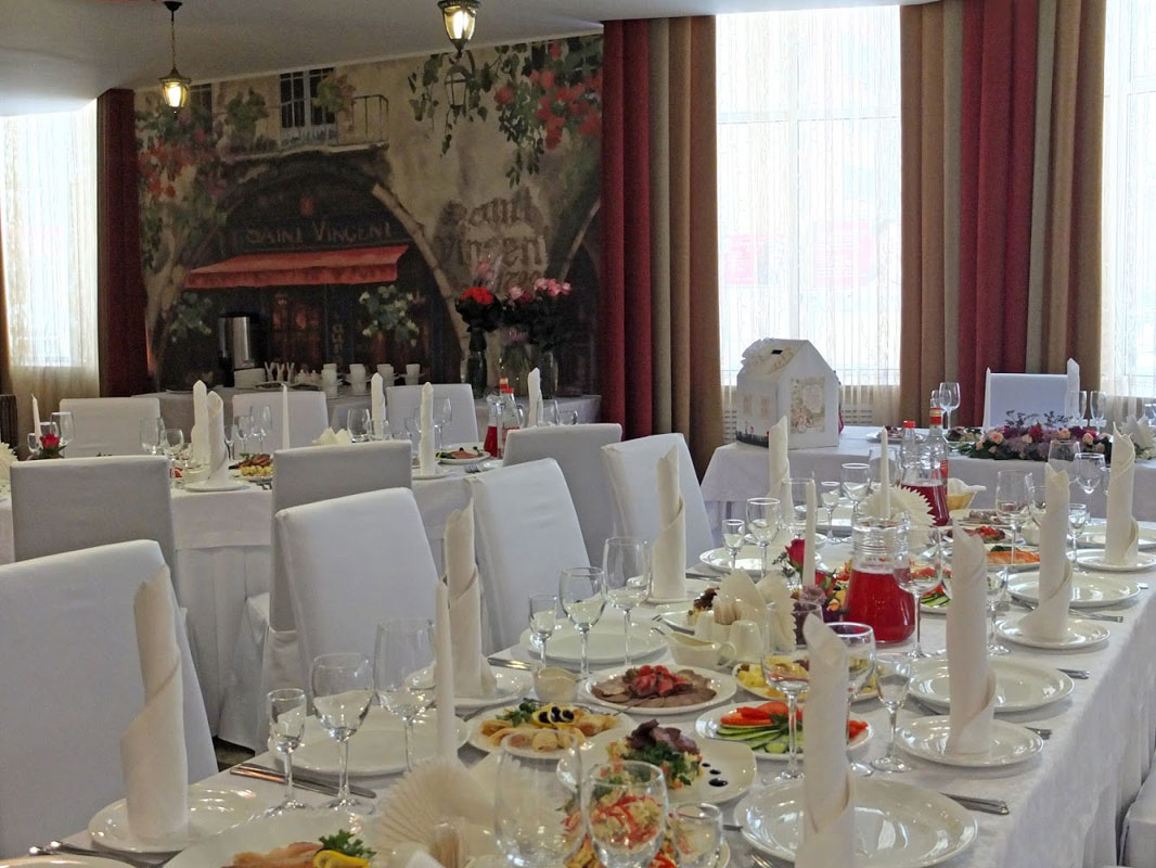 Основной зал — Семейный ресторан Крюшон