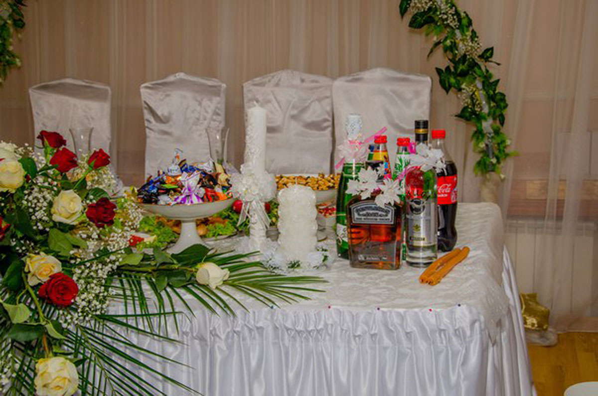 Основной зал — В дали от жён