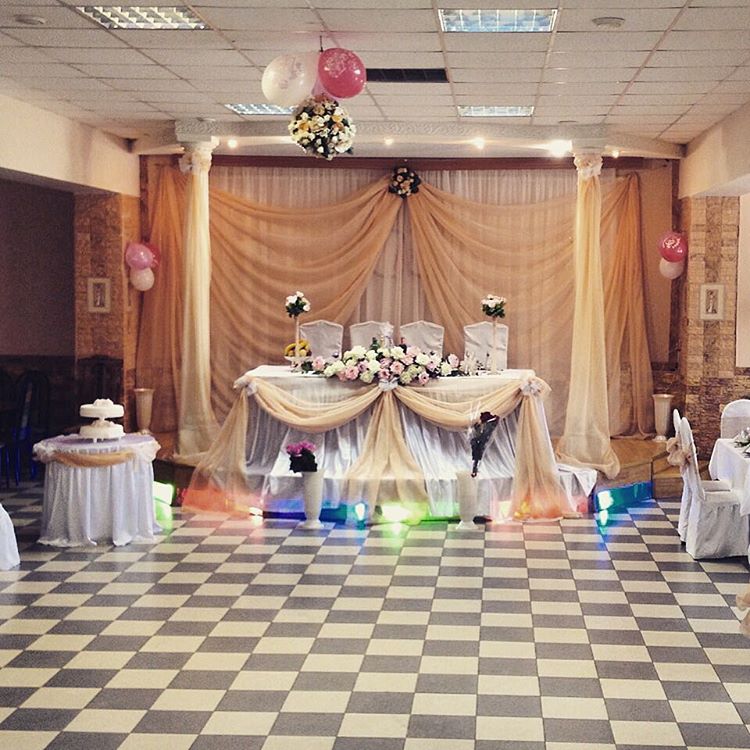 Основной зал — В дали от жён