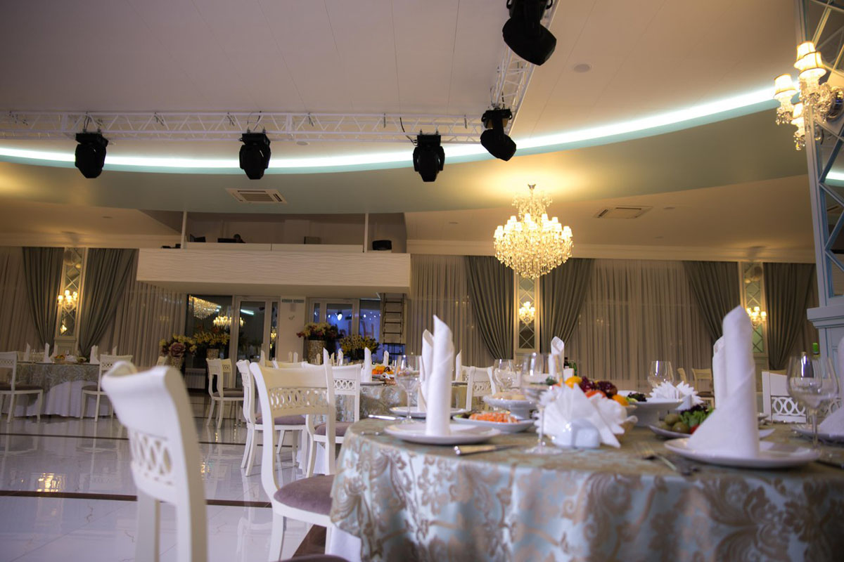 Большой зал — Kris Hall