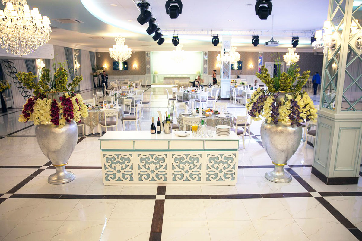 Большой зал — Kris Hall