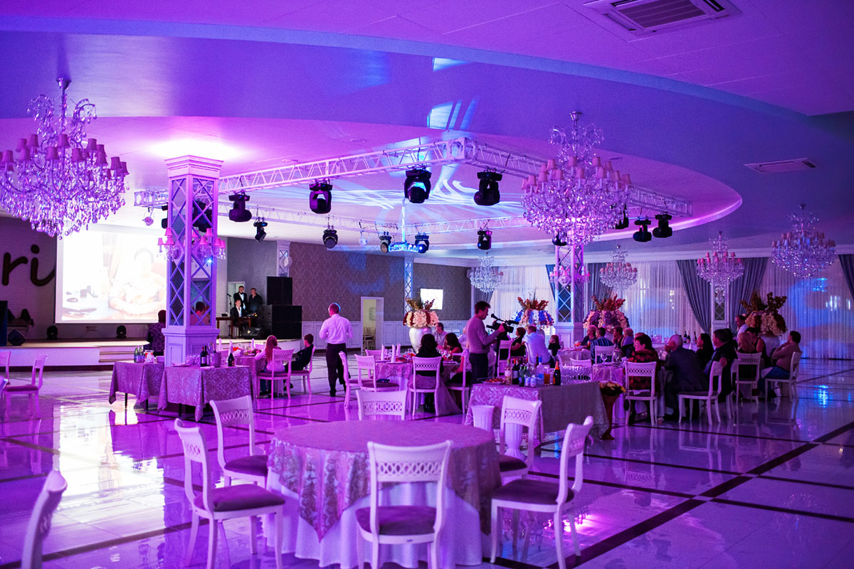 Большой зал — Kris Hall