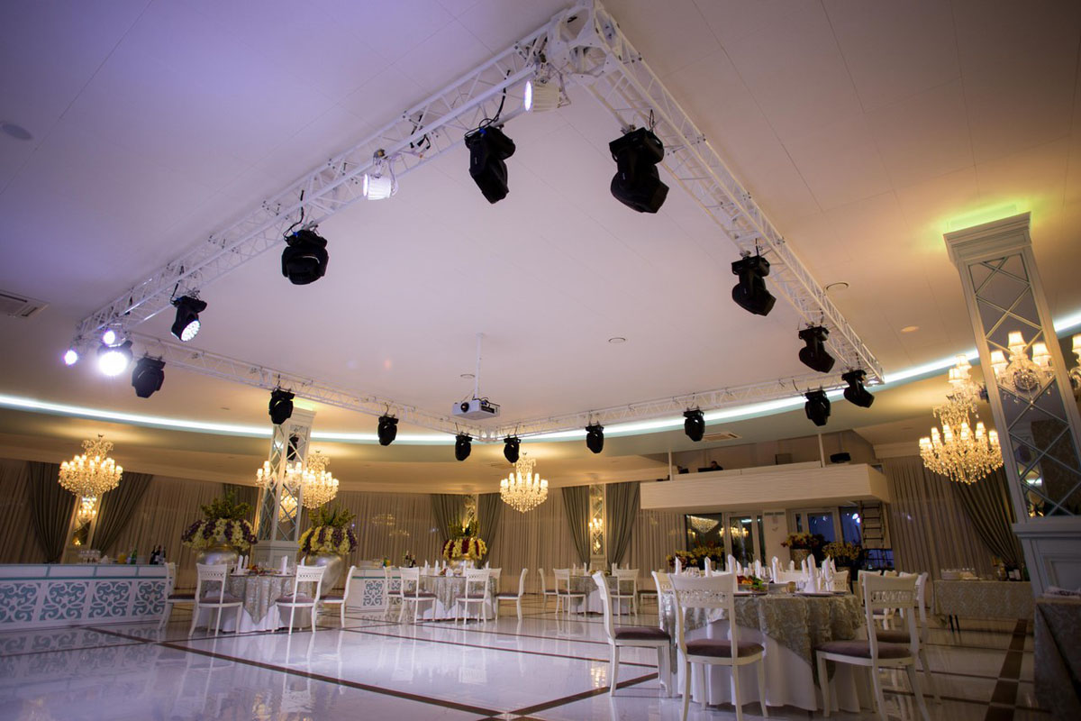 Большой зал — Kris Hall