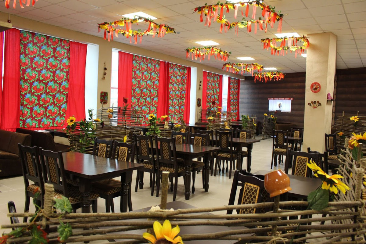 Кафе Деревня — Основной зал, фото банкетного зала