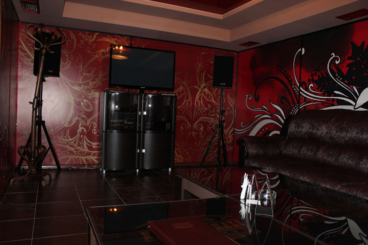 Цоколь кабинка «А» — Karaoke Hall