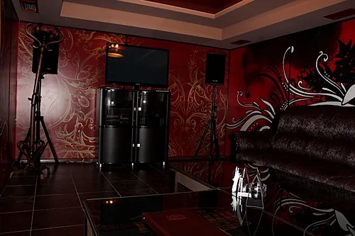 Цоколь кабинка «А» — Karaoke Hall