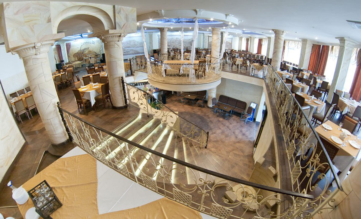 Основной зал — Наш двор