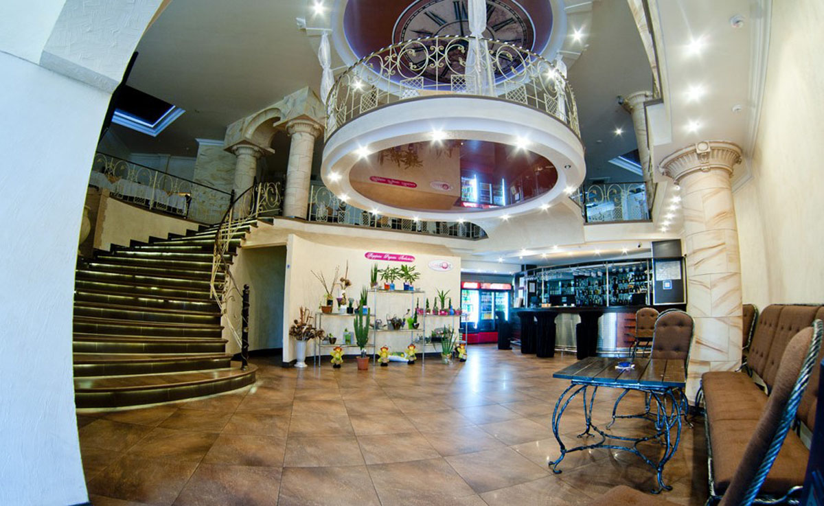 Основной зал — Наш двор