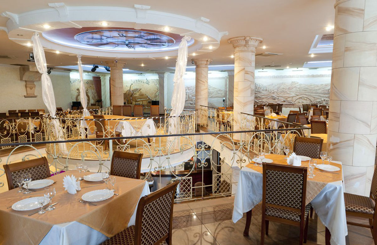 Основной зал — Наш двор