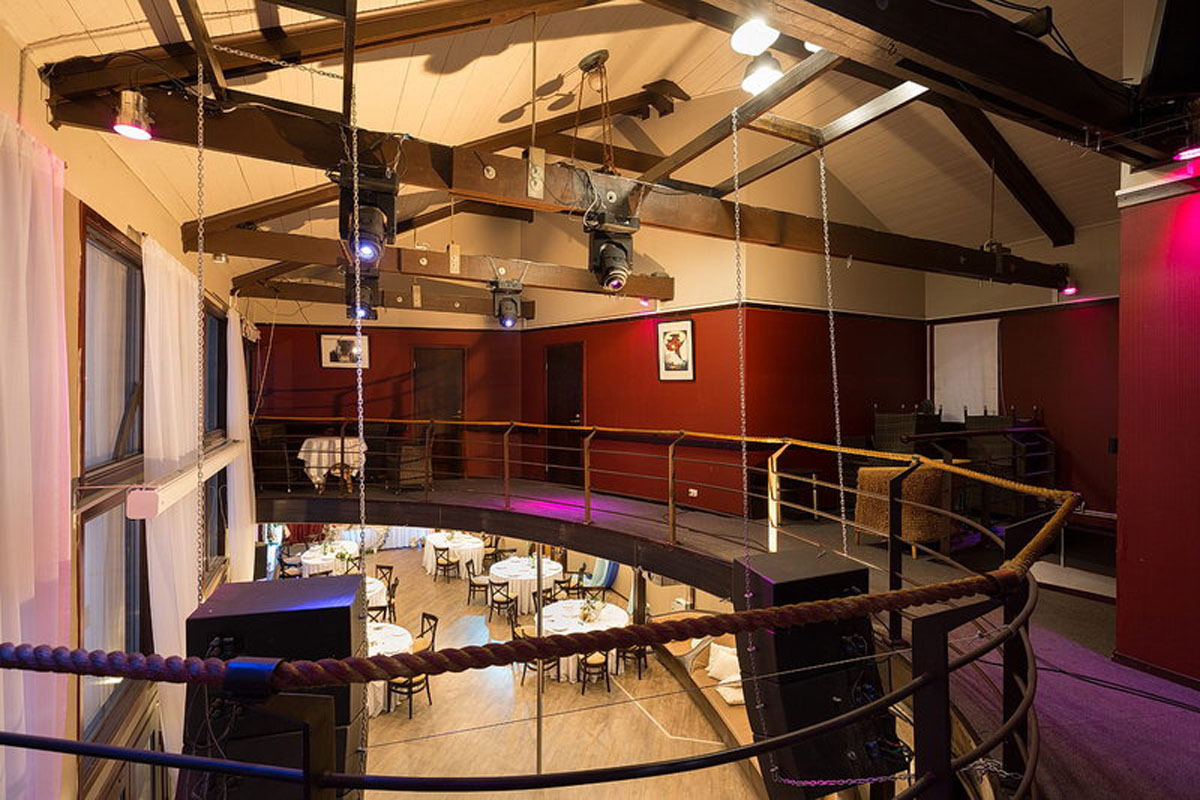 Зал с балконом — фото 2