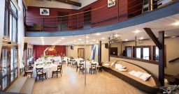 Зал с балконом