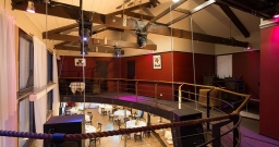 Зал с балконом