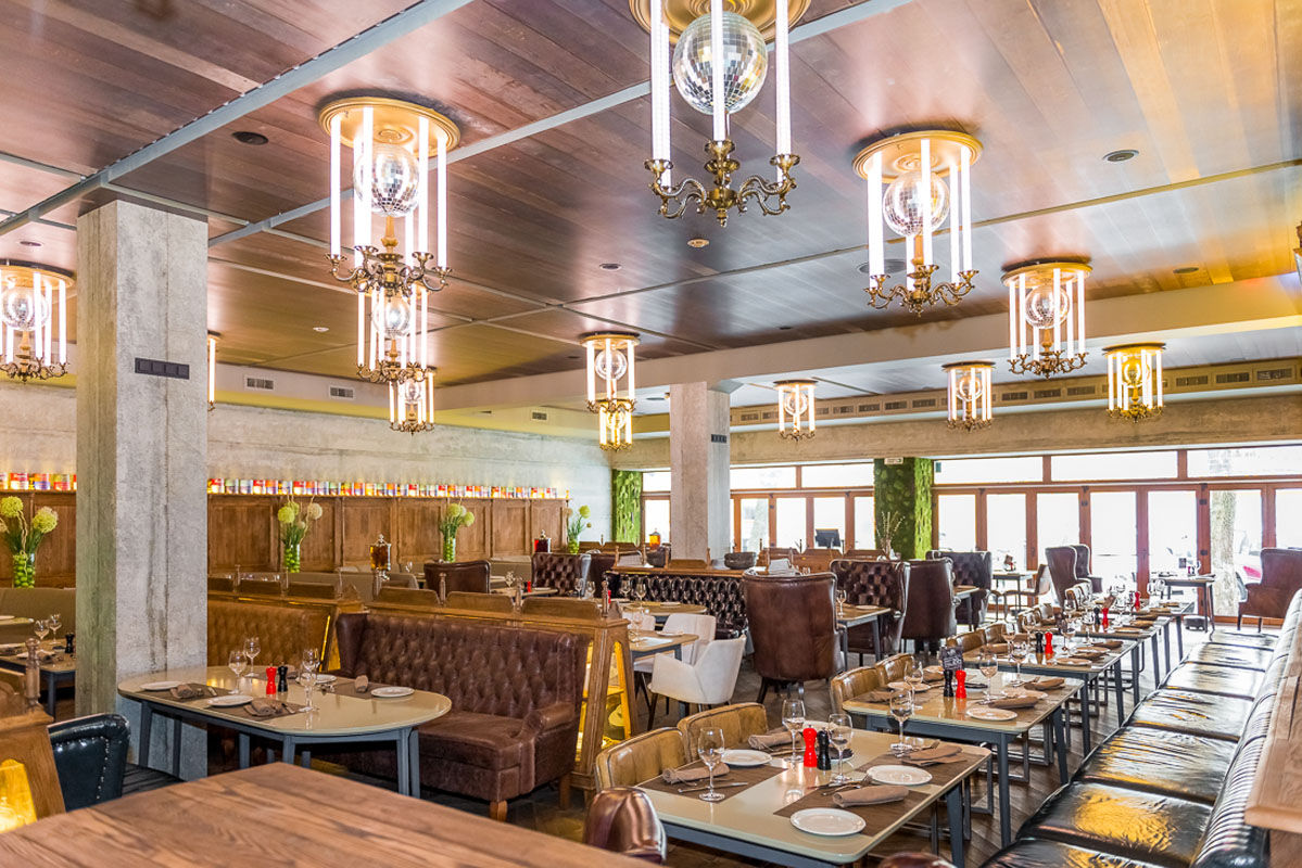 Selfie restaurant — Selfie