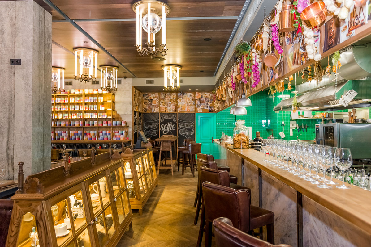 Selfie restaurant — Selfie