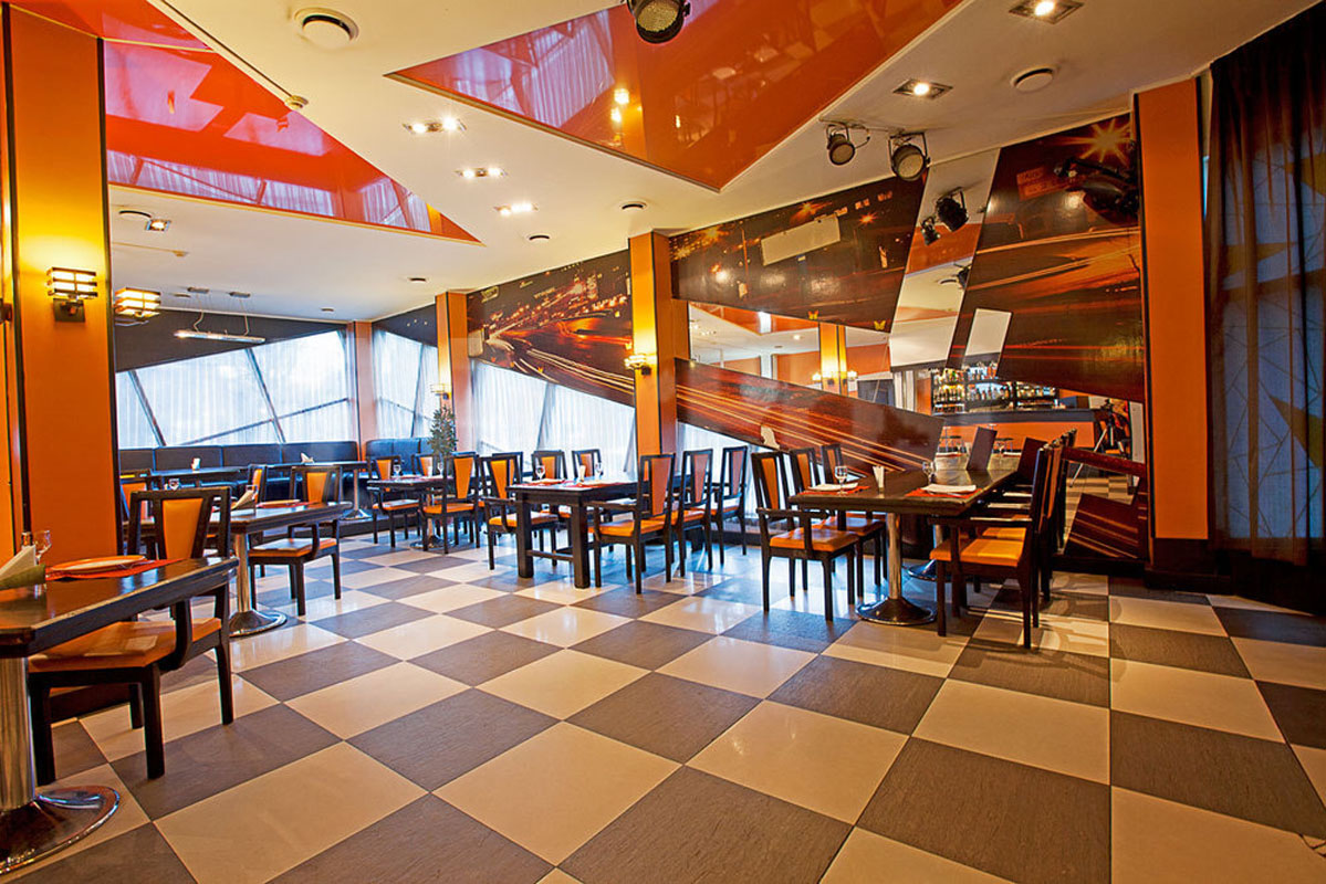 Основной зал — У Семи Дорог