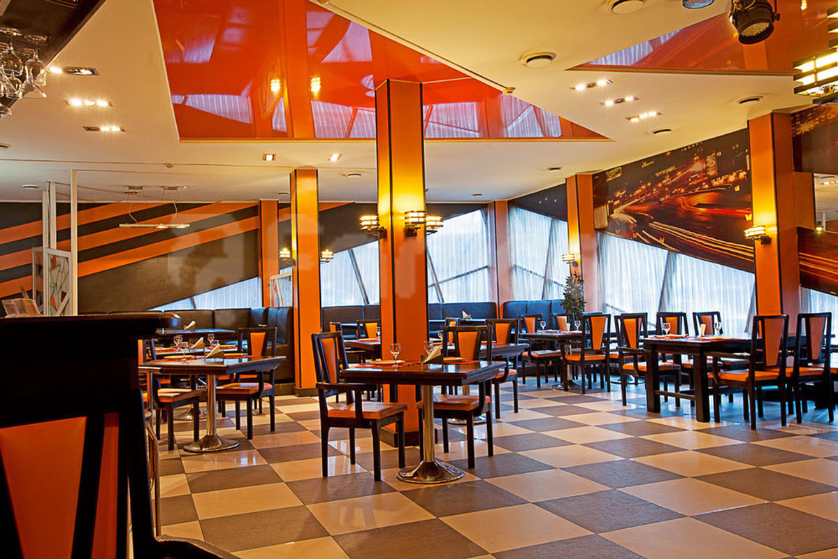 Основной зал — У Семи Дорог