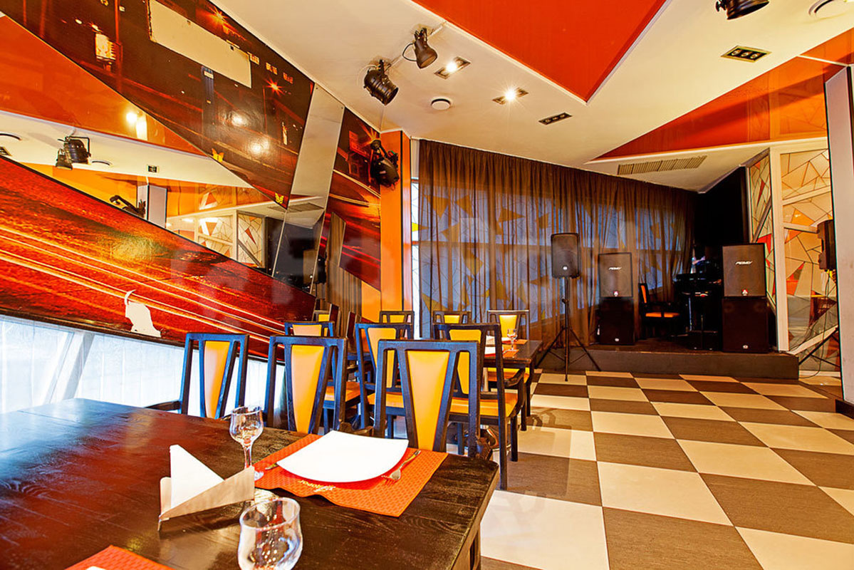 Основной зал — У Семи Дорог