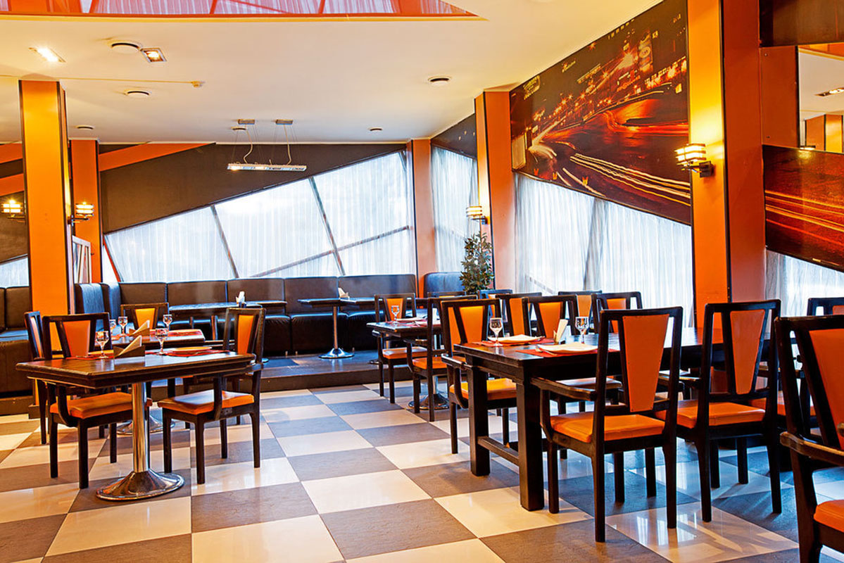 Основной зал — У Семи Дорог