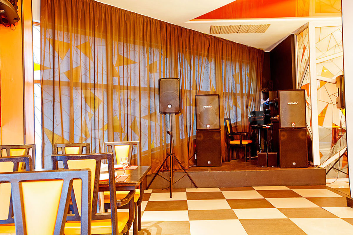 Основной зал — У Семи Дорог