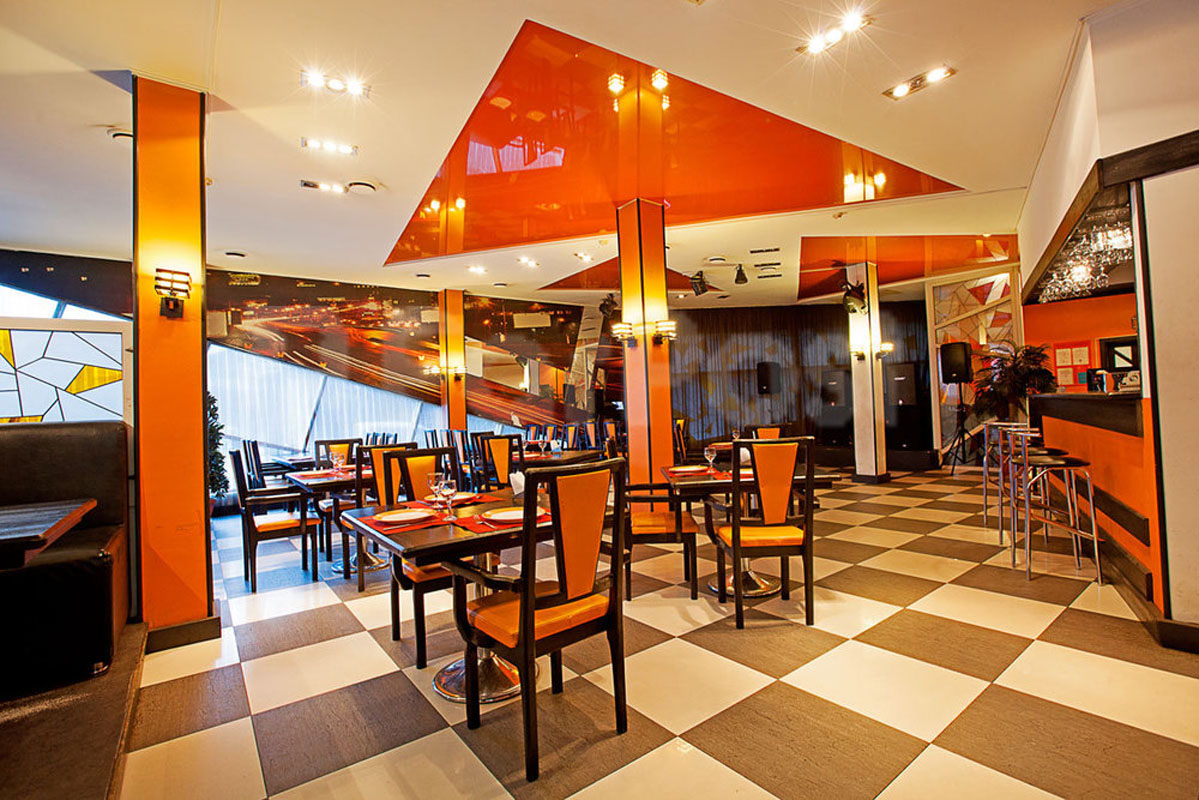 Основной зал — У Семи Дорог