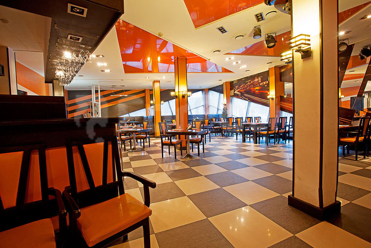 Основной зал — У Семи Дорог