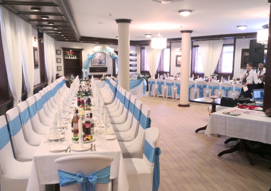 Зал на первом этаже — Семь футов