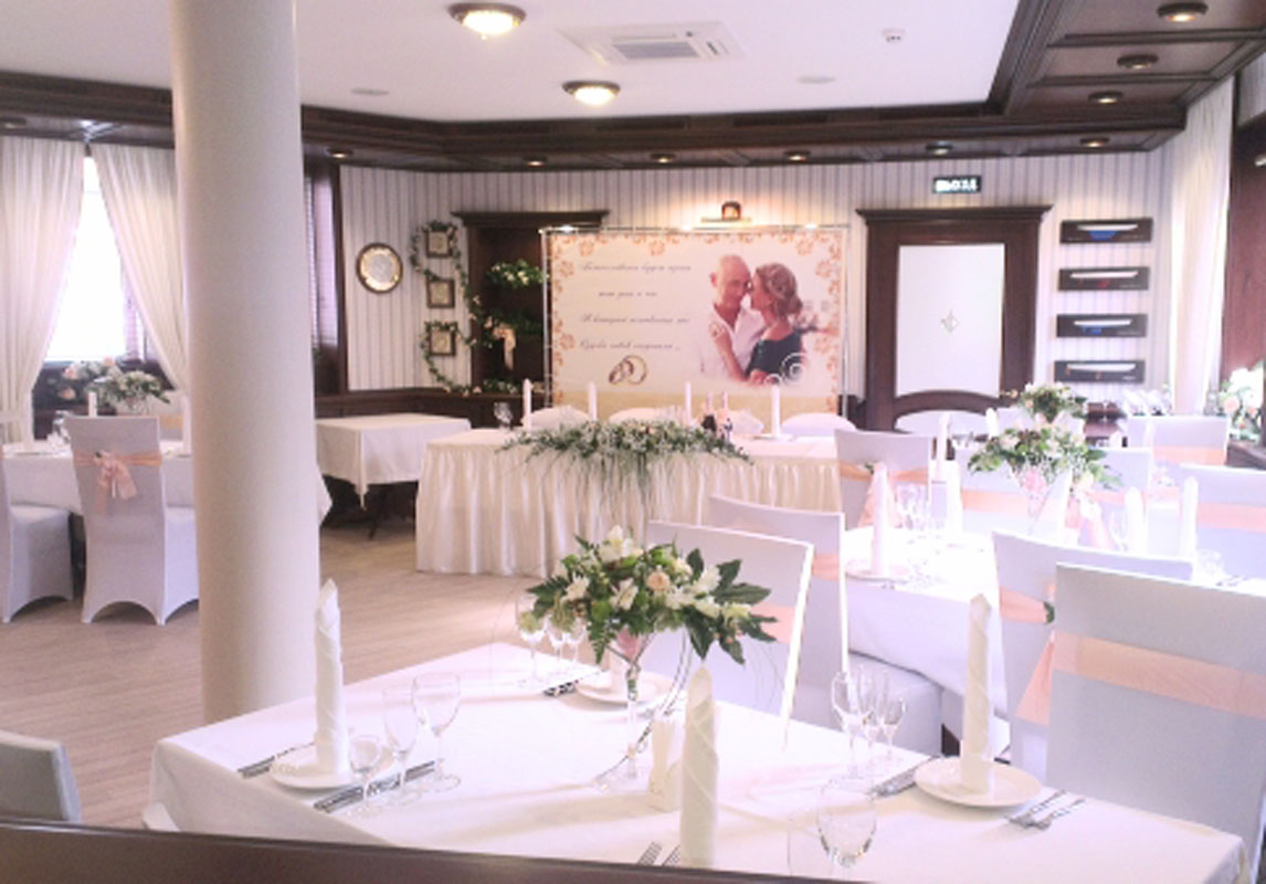 Зал на первом этаже — Семь футов