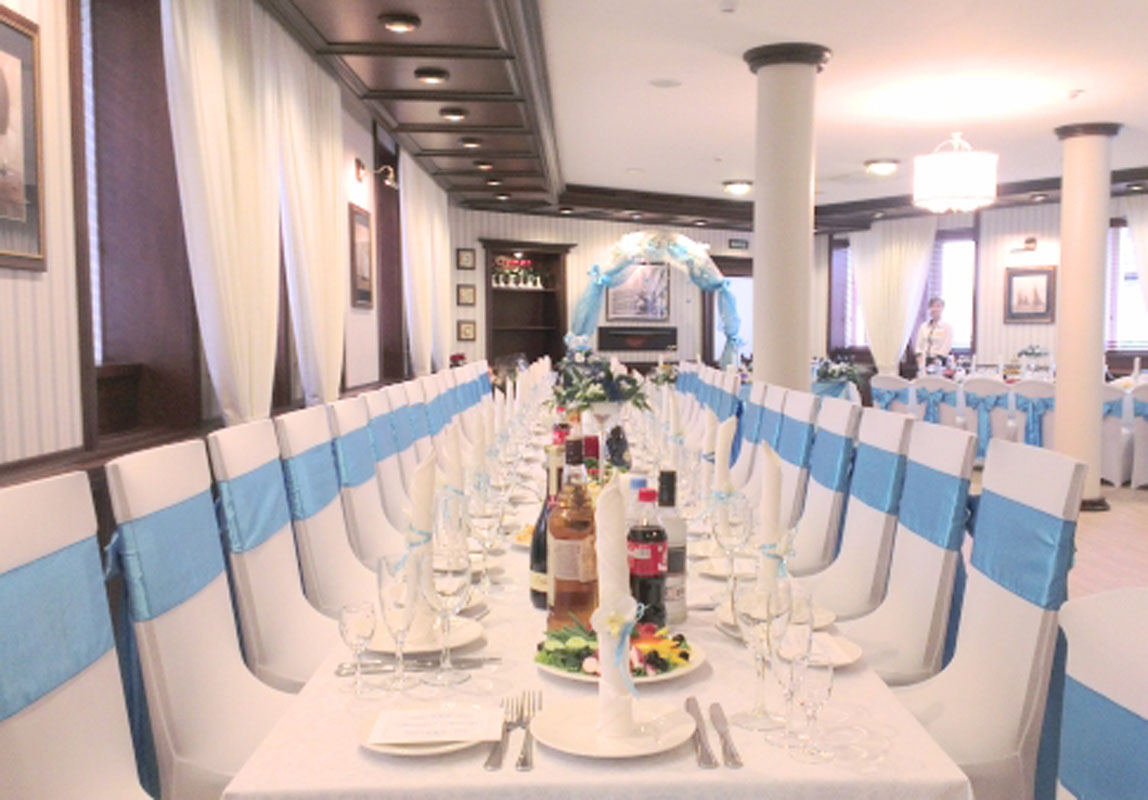 Зал на первом этаже — Семь футов