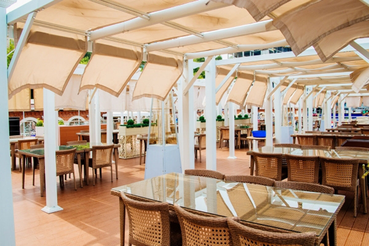 Зал на первом этаже — Семь футов