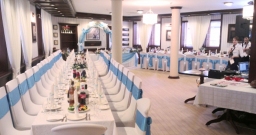 Зал на первом этаже — интерьер зала