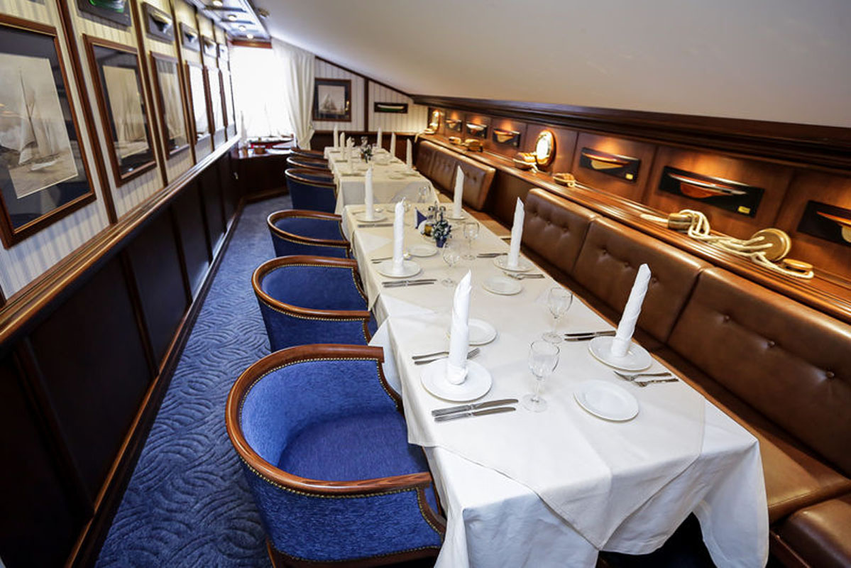 Зал на втором этаже — Семь футов