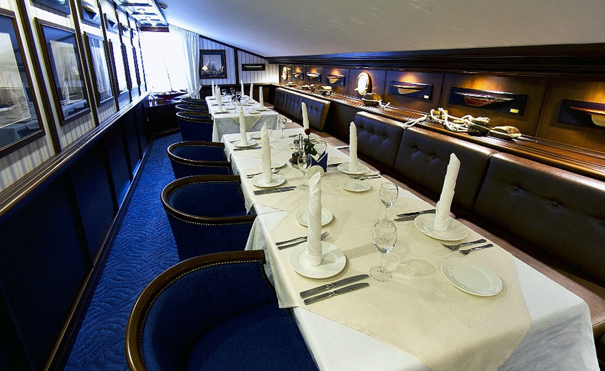 Зал на втором этаже — Семь футов