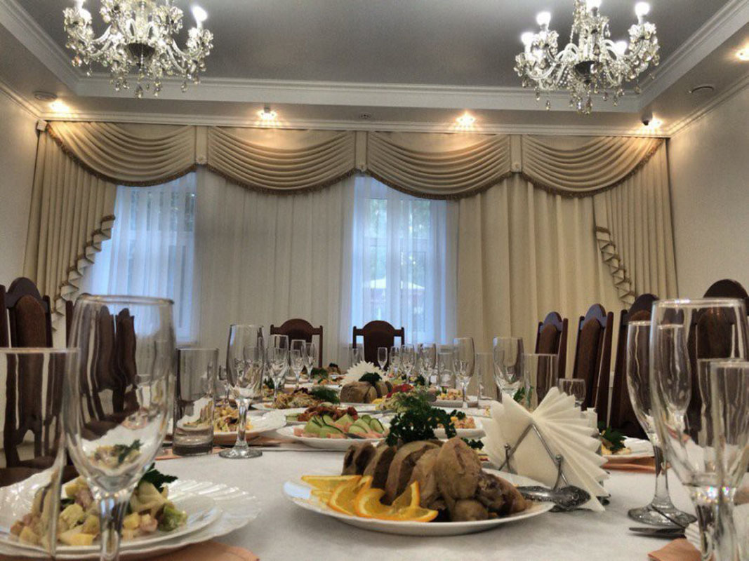 Белый зал — банкетный зал Кафе Медведи, фото