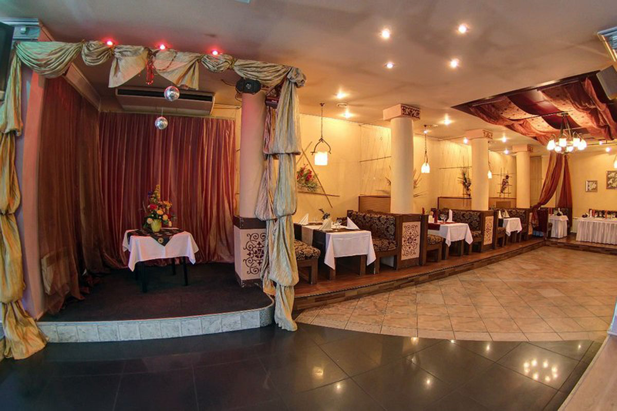 Большой зал ресторана — фото 8